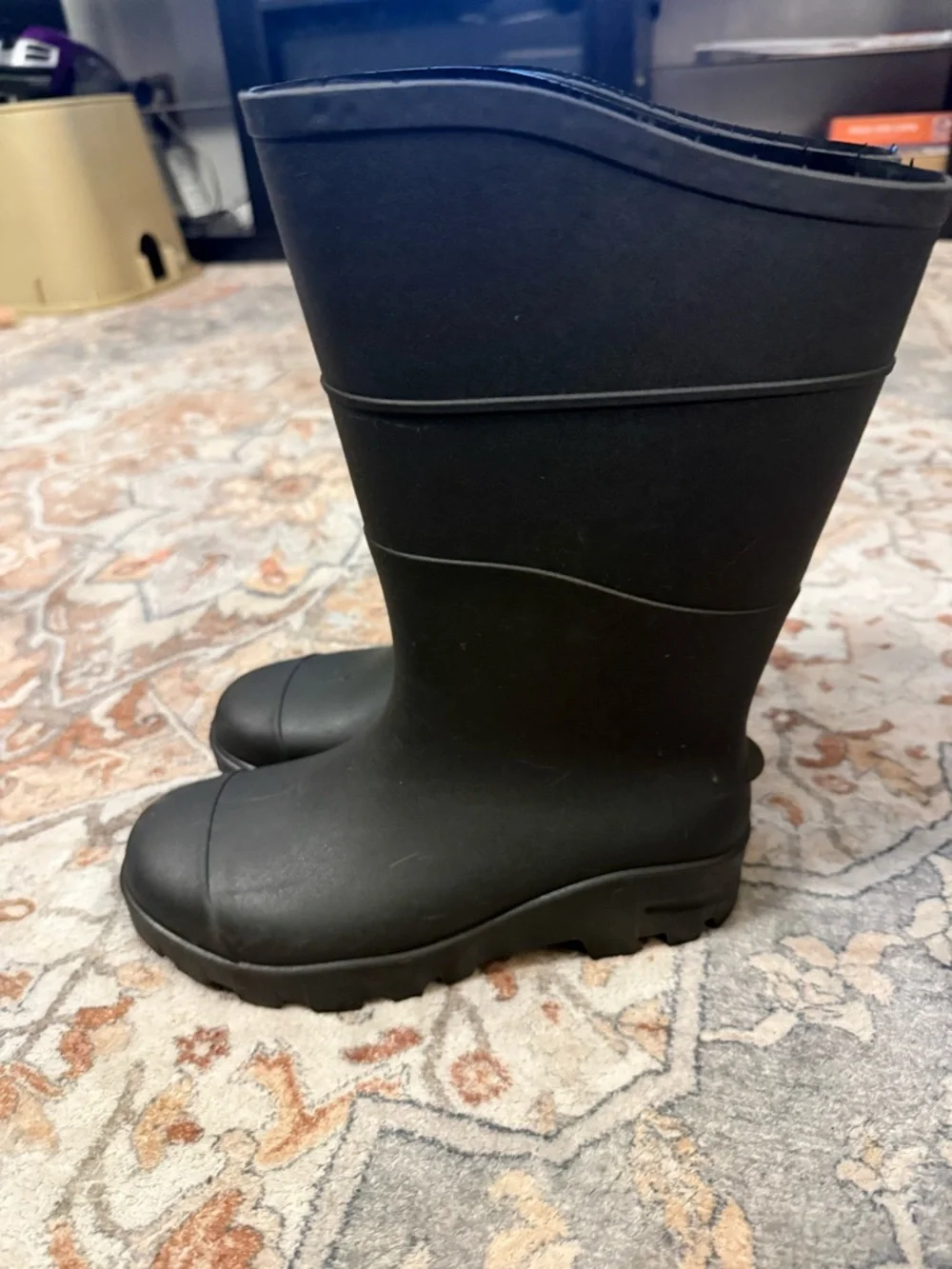 Black rainboots; no brand; men’s size 5